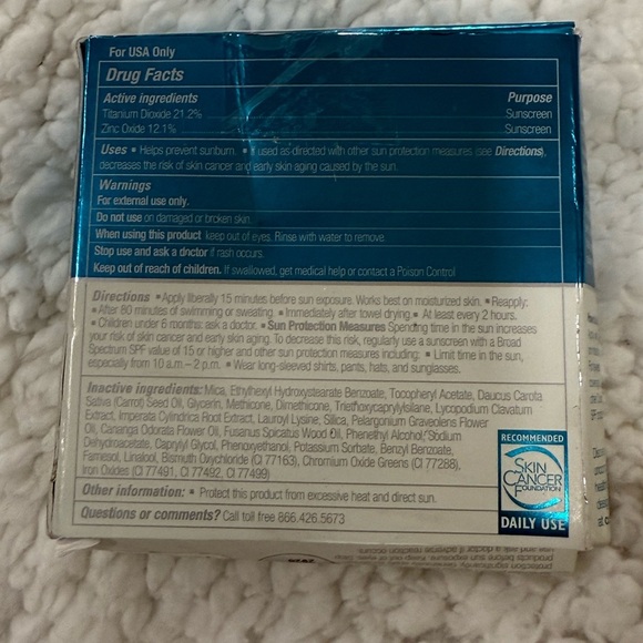 Colorescience Natural Finish Mineral
Foundation SPF 20 tan golden - Picture 4 of 11